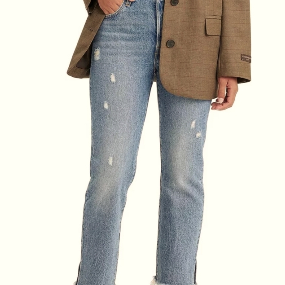 Nwt Women's cropped Levi's. Retails for $118